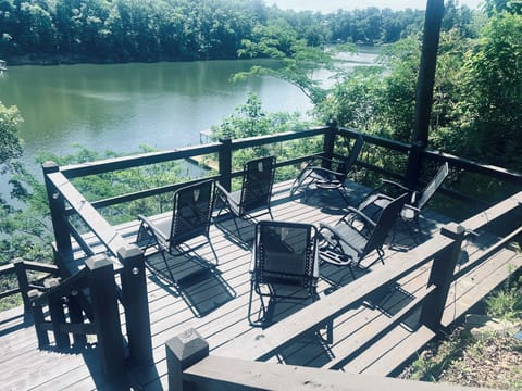 This deck, off the stairs down to the dock, is the perfect place to relax 😍