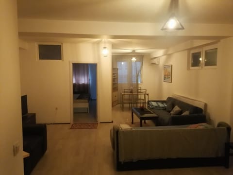 Smart TV, Netflix, streaming services, computer monitors