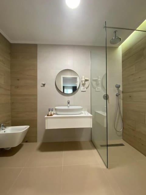 Family Suite | Bathroom | Shower, rainfall showerhead, free toiletries, hair dryer