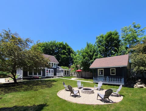 Tiny house for glamping!  Sleeps 2 and fire pit!