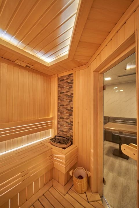Couples treatment rooms, Turkish bath, body treatments, aromatherapy