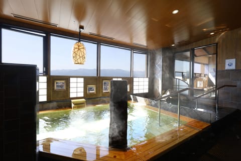 Sauna, hot tub, hot springs