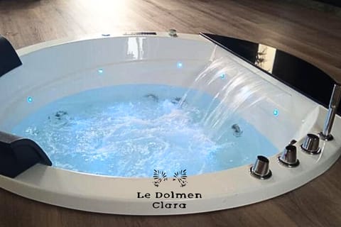 Indoor spa tub