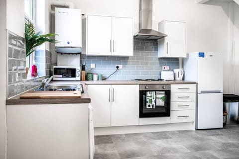 House | Private kitchen | Fridge, microwave, oven, stovetop