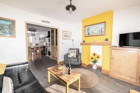 Living area with flatscreen TV installed with a ready-to-use Netflix app  at Blue Puffin Stays Short Lets & Serviced Accommodation