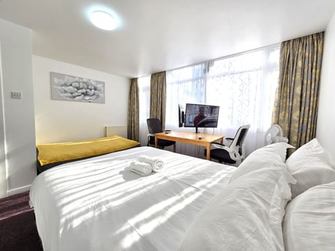 Standard Double or Twin Room, Ensuite, Garden View (Grendon Room 3) | Egyptian cotton sheets, premium bedding, individually furnished, desk