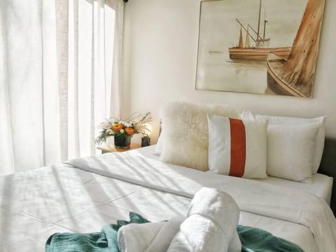 A high-quality queen mattress, with soft cotton linens for a wonderful sleep. 