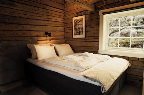 Traditional Cottage with Double Bed | Free WiFi, bed sheets