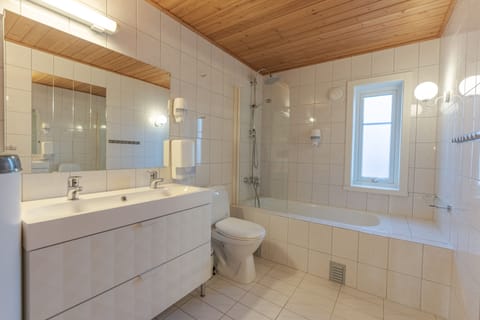 Superior Rorbu Suite with Seaview | Bathroom | Shower, towels