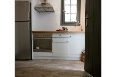 fully equipped kitchenette