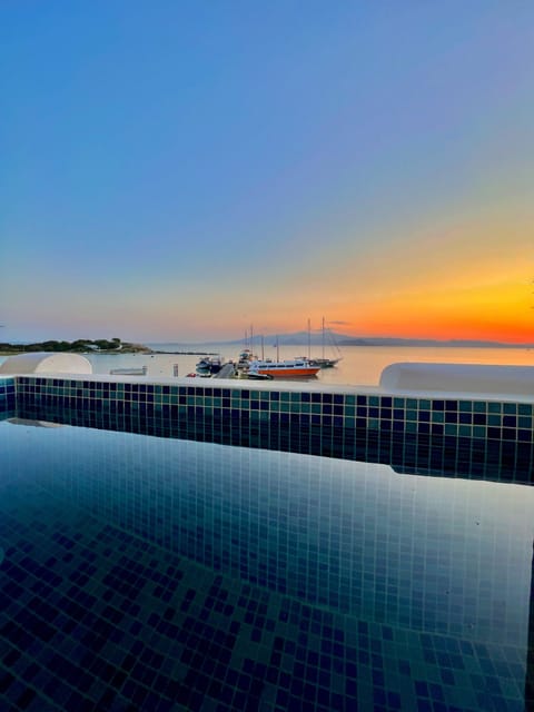 Private balcony and hot tub with a sew view to Agia Anna beach Naxos