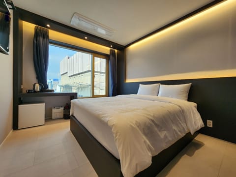 Standard Double Room | Free WiFi, bed sheets