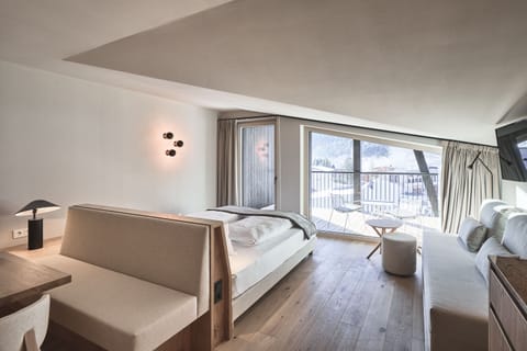 Premium bedding, down comforters, in-room safe, individually decorated