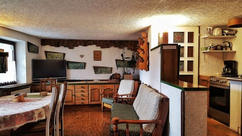 Apartment, 2 Bedrooms, Mountain View | Living room | Books