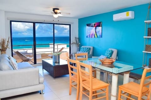 Upper floor: kitchen, living-dinning room, balcony
Piso superior: cocina, sala-comedor, balcón