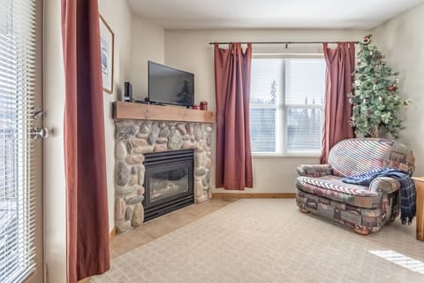 A Cozy Top Floor condo with a view of the Slopeside