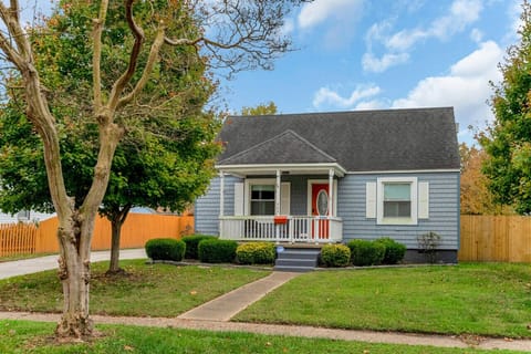 Charming cottage with private fenced yard near Buckroe Beach