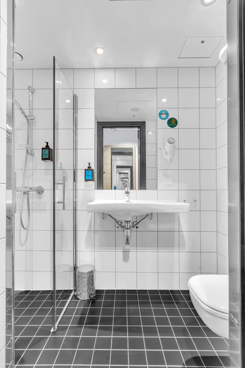 Standard Room, 1 Double Bed | Bathroom | Shower, hair dryer, towels