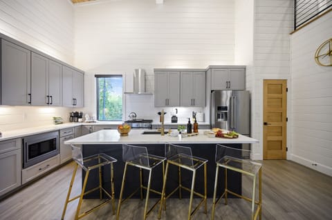 Gather around the island, Casual seating, cozy vibes