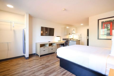 Studio, 1 Queen Bed, Non Smoking | Pillowtop beds, desk, laptop workspace, blackout drapes