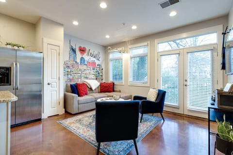 I ♥ Nash - Cozy living area with Smart TV and room for friends+family
