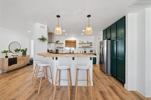 Have breakfast at the breakfast bar.