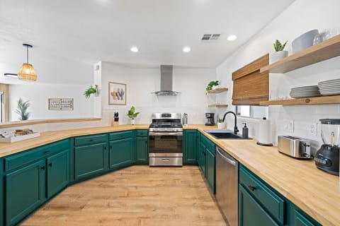 Gas stove, blender, toaster, crockpot, coffee maker, electric kettle in kitchen