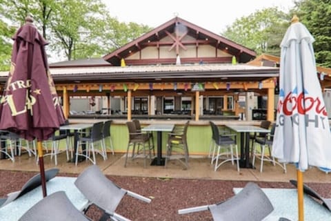 On-site restaurant with live music on the weekends