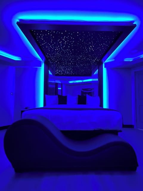 Presidential Jacuzzi Suite | Free WiFi