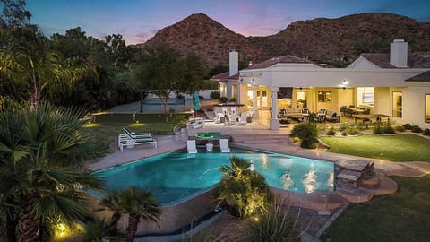 Backyard w/ games, firepit & lounge—perfect for sunset fun and mountain views.