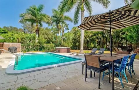 Large 24'x17' solar heated(warms 7-10°) POOL * HOT TUB * gas fire pit & grill