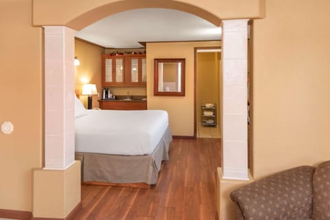 Premium bedding, pillowtop beds, minibar, desk