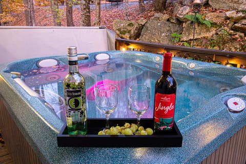 Our hot tubs are the perfect way to relax and unwind with friends or family. Book now to enjoy a luxurious stay with a spacious hot tub that accommodates up to 6 people.