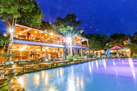 2 outdoor pools