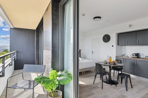 Executive suite, 1 double bed and 1 sofa bed, balcony | Premium bedding, laptop workspace, blackout drapes, soundproofing