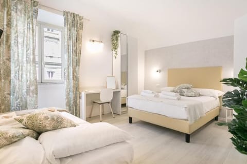 Family Room | Desk, iron/ironing board, free WiFi