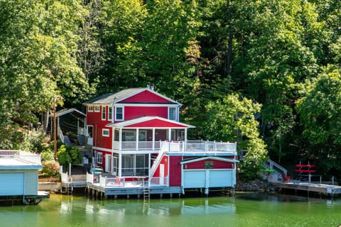 Tucked Away Gem on Lake Lure - Tucked Away Gem on Lake Lure