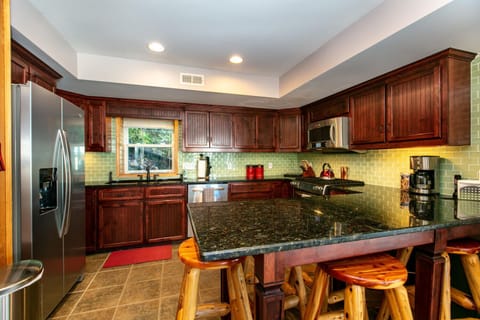 Additional counter seating - Additional seating at the kitchen counter