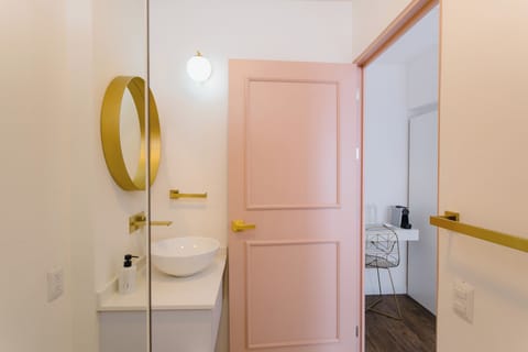 Suite Deluxe | Bathroom | Shower, rainfall showerhead, hair dryer, towels