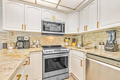 All New Stainless appliances, granite counters and fully stocked 