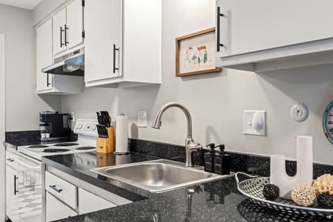 The spacious kitchen has everything you need to create delicious meals.