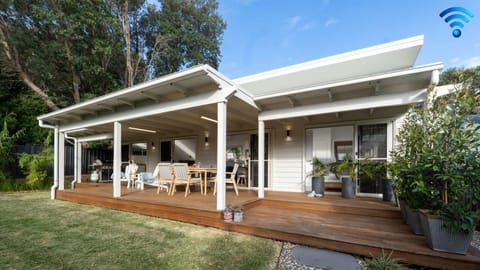 Sunshine Cottage | Charming private accommodation | Covered deck | BBQ | Outdoor dining