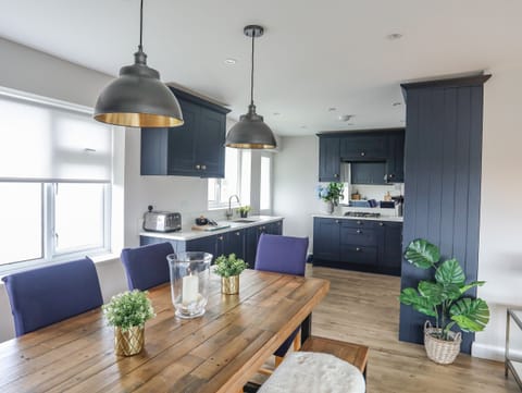 Cottage | Private kitchen | Fridge, dishwasher, electric kettle, toaster