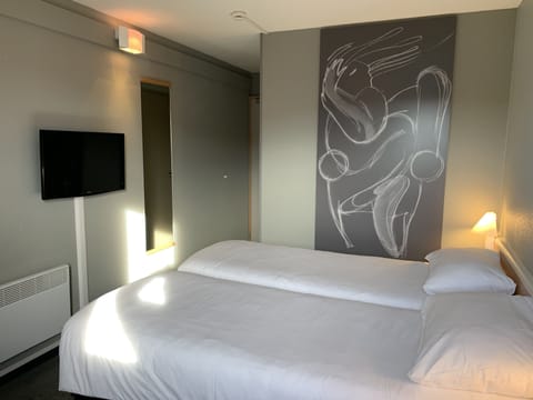 Standard Room, 2 Twin Beds | Premium bedding, desk, laptop workspace, blackout drapes