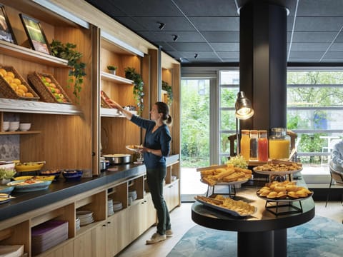 Daily buffet breakfast for a fee