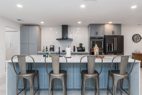 Gorgeous Kitchen with Breakfast bar that seats 4