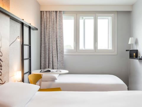 Premium bedding, desk, soundproofing, free WiFi