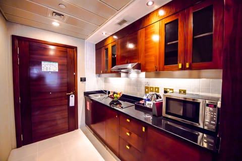 Studio, 2 Twin Beds | Private kitchen | Fridge, microwave, eco-friendly cleaning products