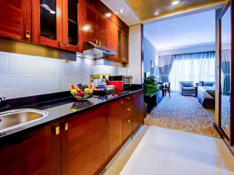 Studio, 1 King Bed | In-room safe, desk, soundproofing, iron/ironing board