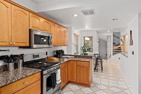 Fully equipped Kitchen: Large refrigerator, dishwasher, ice maker and etc... 